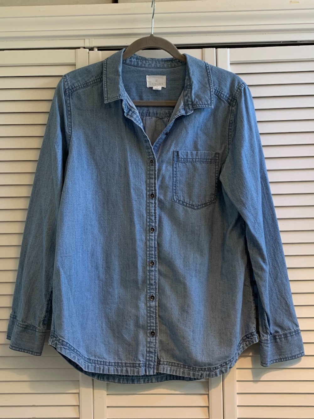 Caslon Chambray Denim Look Buttondown Shirt size M